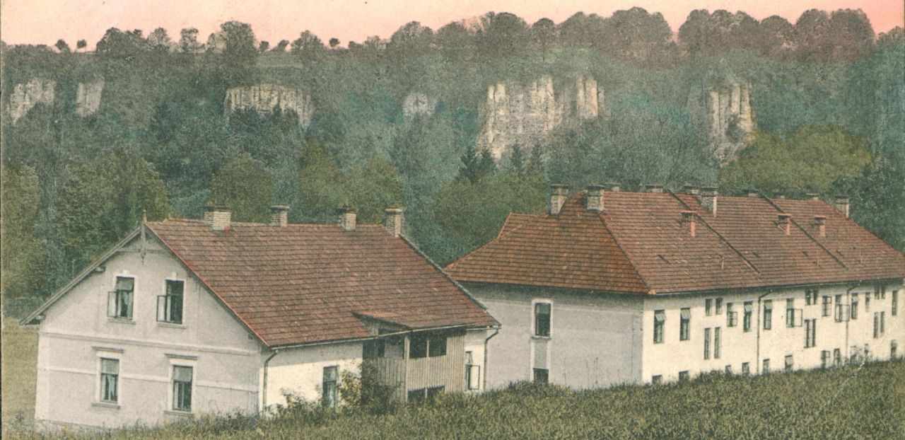 Dělnické domky Jehničkovy mechanické tkalcovny v Chocni v Pelinách na pohlednici z roku 1916 (Archiv Orlického muzea v Chocni).