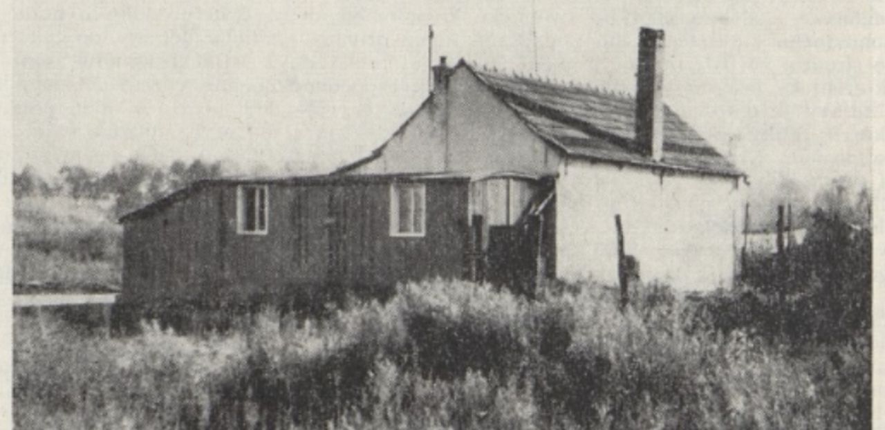 Poslední stojící objekt lanžhotské nouzové kolonie Vagónka na fotografii z počátku osmdesátých let 20. století (ČEPKA, F. K historii, s. 77).